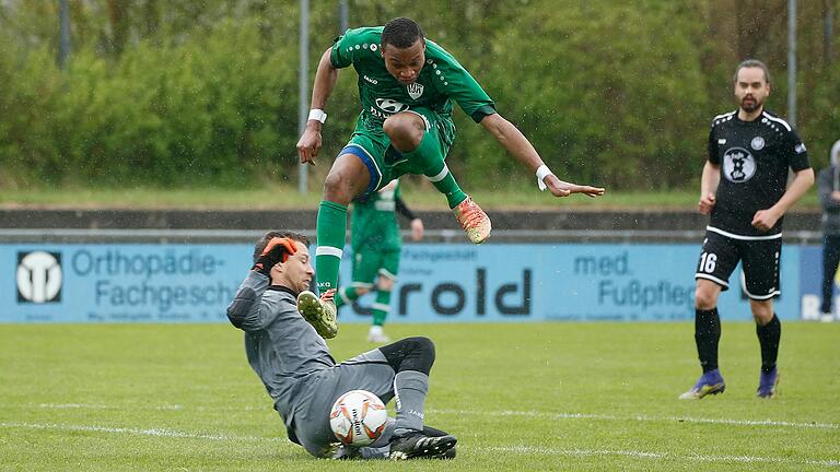 Osakpolor Iyore vom SV Heidingsfeld springt über ETSV-Torhüter Florian Nöth: Die Heidingsfelder gewannen das Würzburger Stadtderby in der Kreisliga, konnten sich nicht über ihren Sieg freuen, da sich zwei Spieler in dieser Begegnung wohl schwerer verletzten. Osakpolor Iyore vom SV Heidingsfeld springt über ETSV-Torhüter Florian Nöth: Die Heidingsfelder gewannen das Würzburger Stadtderby in der Kreisliga, konnten sich nicht über ihren Sieg freuen, da sich zwei Spieler in dieser Begegnung wohl schwerer verletzten.