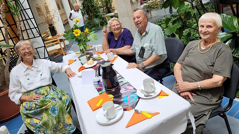 Ausgelassene Stimmung herrschte bei den Seniorinnen und Senioren im Altenservicezentrum St. Martin in Hofheim. Ausgelassene Stimmung herrschte bei den Seniorinnen und Senioren im Altenservicezentrum St. Martin in Hofheim.