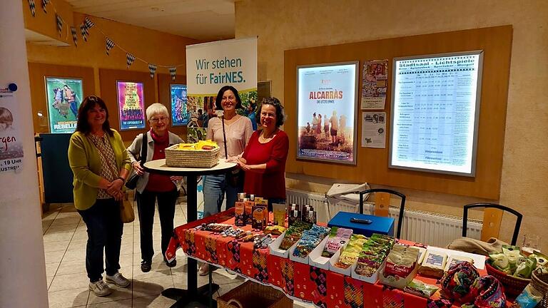 Auf dem Foto: Vorsitzende Angelika Högn-Kößler, Franziska Burmester und Bettina Schindler von der Steuergruppe Fairtrade-Stadt, Christiane Schmalen vom Team des Weltladens Bad Königshofen.