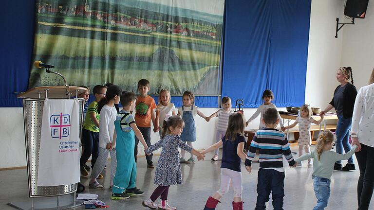 Kinder des Kinderhauses Kolitzheim waren zu Besuch beim Seniorentag in Kolitzheim und sorgten mit ihren Liedern und ihrem Tanz für gute Stimmung bei den Senioren im Sportheim.