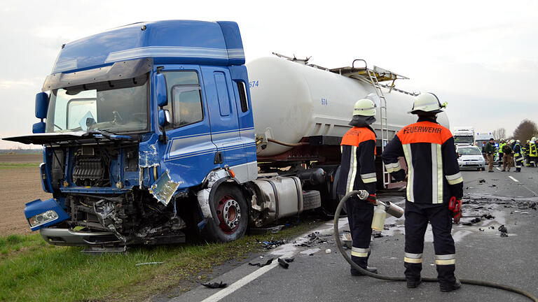 Tödlicher Unfall B286       -  Zu einem tödlichen Unfall im Feierabendverkehr kam es am Mittwoch gegen 16.40 Uhr auf der B286 zwischen den Anschlussstellen Schwebheim und Unterspiesheim (Kreis Schweinfurt).