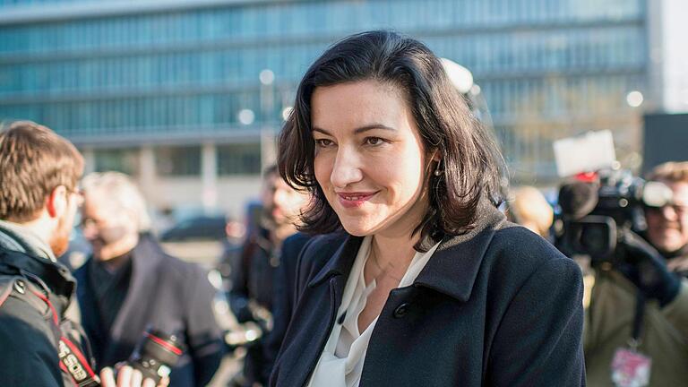 Um was kümmert sich Dorothee Bär künftig? Die Staatsministerin für Digitales will die Digitalisierung ankurbeln sowie Glasfaser und Gigabits voranbringen. Foto: Bernd von Jutrczenka/dpa - Um was kümmert sich Dorothee Bär künftig? Die Staatsministerin für Digitales will die Digitalisierung ankurbeln sowie Glasfaser und Gigabits voranbringen. Foto: Bernd von Jutrczenka/dpa Um was kümmert sich Dorothee Bär künftig? Die Staatsministerin für Digitales will die Digitalisierung ankurbeln sowie Glasfaser und Gigabits voranbringen. Foto: Bernd von Jutrczenka/dpa - Um was kümmert sich Dorothee Bär künftig? Die Staatsministerin für Digitales will die Digitalisierung ankurbeln sowie Glasfaser und Gigabits voranbringen. Foto: Bernd von Jutrczenka/dpa