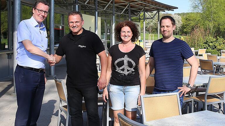 Ein traumhaftes Wetter wie bei der Fotoaufnahme wünschen sich Bürgermeister Jürgen Götz und der neue Kiosk-Betreiber Albrecht Hüblein (zweiter von links mit seiner Lebenspartnerin Susanne Flick und seinem Stellvertreter Manuel Kantenwein) auch für die am 28. April beginnende Badesaison im Geisbergbad.