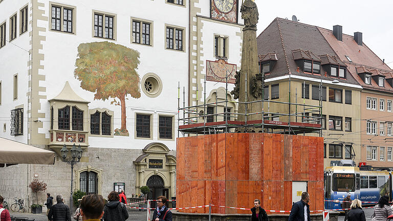 Der Vierröhrenbrunnen vor dem Rathaus wird restauriert und ist dafür eingerüstet.