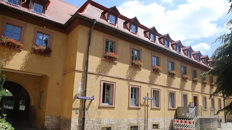 In der linken Hälfte des Dachgeschosses im Mittelbau des Rathauses findet die Mittagsbetreuung der AWO statt. In der linken Hälfte des Dachgeschosses im Mittelbau des Rathauses findet die Mittagsbetreuung der AWO statt.