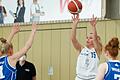 Lisa Bertholdt (Mitte) von der TG Qool Sharks Würzburg wirft im Hinspiel gegen den BBZ Opladen auf den Korb. Die Würzburgerinnen fahren an diesem Wochenende nicht wie angesetzt ins Rheinland und sind deshalb aus den Zweitliga-Play-offs ausgeschieden.