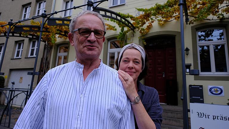 Einen Lebenstraum erfüllt: Jochen Pechthold und Kerstin Jackson vor ihrer 'Weinschenke vom Alois Dörr' in Marktplatznähe von Bad Neustadt. Einen Lebenstraum erfüllt: Jochen Pechthold und Kerstin Jackson vor ihrer 'Weinschenke vom Alois Dörr' in Marktplatznähe von Bad Neustadt. 
