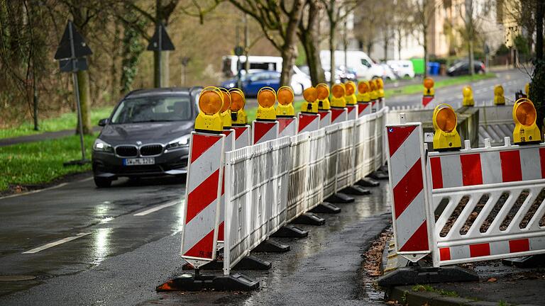 Die Fahrbahn in der Leistenstraße ist seit Juli 2022 eingegrenzt. Der Grund dafür ist vielen unbekannt. Die Fahrbahn in der Leistenstraße ist seit Juli 2022 eingegrenzt. Der Grund dafür ist vielen unbekannt. 