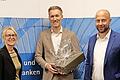 IHK-Präsidentin Caroline Trips (links) und IHK-Hauptgeschäftsführer Dr. Sascha Genders (rechts) bedanken sich bei Daniel Terzenbach, Vorstand Regionen der Bundesagentur für Arbeit.       -  IHK-Präsidentin Caroline Trips (links) und IHK-Hauptgeschäftsführer Dr. Sascha Genders (rechts) bedanken sich bei Daniel Terzenbach, Vorstand Regionen der Bundesagentur für Arbeit.