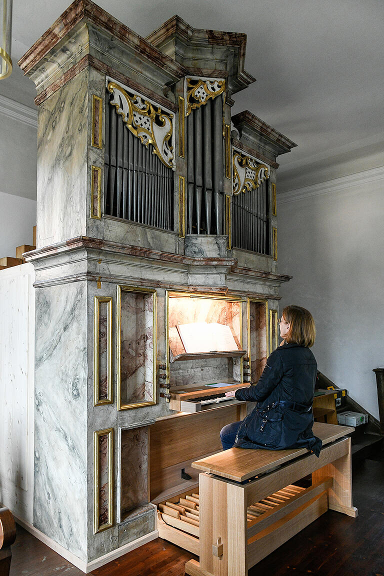 Organistin Maria Kräuter entlockt nach dem Aufbau dem Instrument die ersten Töne.&nbsp;1750 hatte Hoforgelbaumeister Johann Philipp Seuffert die Orgel für die Pfarrkirche St. Laurentius im Ochsenfurter Stadtteil Darstadt konstruiert. Nach der Instandsetzung wird sie an ihrem angestammten Platz auf der Empore wieder aufgebaut.