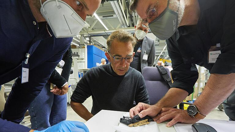 Aufschlussreicher Latrinenfund: Benjamin Spies (Museum für Franken), Andreas Spindler (Capella Antiqua Bambergensis) und Prof. Tomas Sauer (Fraunhofer-Institut, von links) betrachten ein rund 700 Jahre altes Fragment einer Spielpfeife, die mit Hilfe des Computertomografen rekonstruiert werden soll. Aufschlussreicher Latrinenfund: Benjamin Spies (Museum für Franken), Andreas Spindler (Capella Antiqua Bambergensis) und Prof. Tomas Sauer (Fraunhofer-Institut, von links) betrachten ein rund 700 Jahre altes Fragment einer Spielpfeife, die mit Hilfe des Computertomografen rekonstruiert werden soll. 