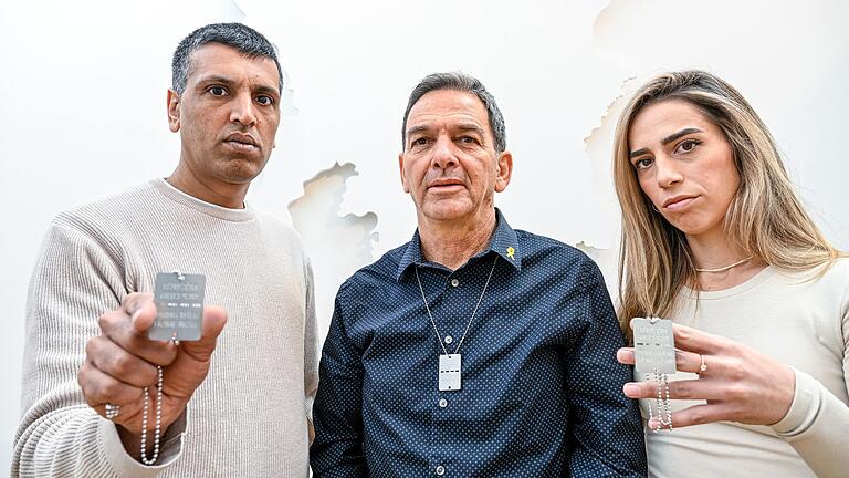 Liron Aharon (von links), Niv Viezel und&nbsp;Shiran Asraf-Michaeli waren als Delegation des Würzburger Partnerlandkreises Mateh Yehuda in Würzburg. 'Bringt sie jetzt nach Hause', steht auf Plaketten, mit denen sie um Unterstützung für das israelische Vorgehen zur Befreiung der Geiseln warben.