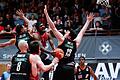 Darius Perry (Mitte) während eines Play-off-Spiels gegen Ulm. Die Entthronung des amtierenden Meisters war einer der Höhepunkte der Würzburg Baskets in 2024.