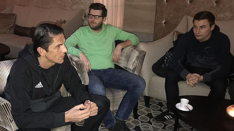 FIFA-Schiedsrichter Deniz Aytekin (links) bot interessante Einblicke in die Arbeit eines „Profis“. Nicht nur Bayernligaschiedsrichter Marcel Geuß (Mitte, SV Sylbach) und Bezirksligaschiedsrichter Christian Grieninger (TV Haßfurt, rechts) lauschten den Ausführungen interessiert. FIFA-Schiedsrichter Deniz Aytekin (links) bot interessante Einblicke in die Arbeit eines „Profis“. Nicht nur Bayernligaschiedsrichter Marcel Geuß (Mitte, SV Sylbach) und Bezirksligaschiedsrichter Christian Grieninger (TV Haßfurt, rechts) lauschten den Ausführungen interessiert.