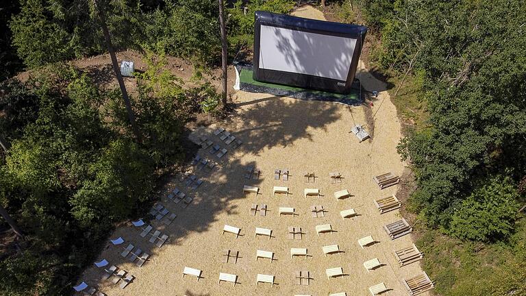 Ein einzigartiger „Kinosaal“ mir urig-gemütlicher Möblierung erwartet die Gäste beim Bad Mergentheimer „Waldkino“.