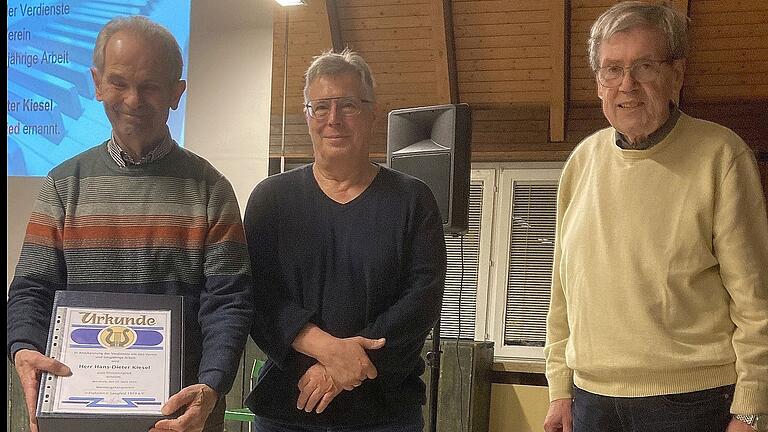 Auf dem Foto (von links): Ehrenmitglied Dieter Kiesel, Vorsitzender Oliver Schroeder und Werner Mitnacht. Auf dem Foto (von links): Ehrenmitglied Dieter Kiesel, Vorsitzender Oliver Schroeder und Werner Mitnacht.