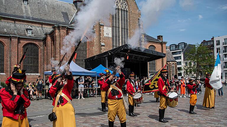 Die Turnhouter Patrioten feuerten auf dem Marktplatz ihre Vorderlader ab. - Die Turnhouter Patrioten feuerten auf dem Marktplatz ihre Vorderlader ab. Die Turnhouter Patrioten feuerten auf dem Marktplatz ihre Vorderlader ab. - Die Turnhouter Patrioten feuerten auf dem Marktplatz ihre Vorderlader ab.