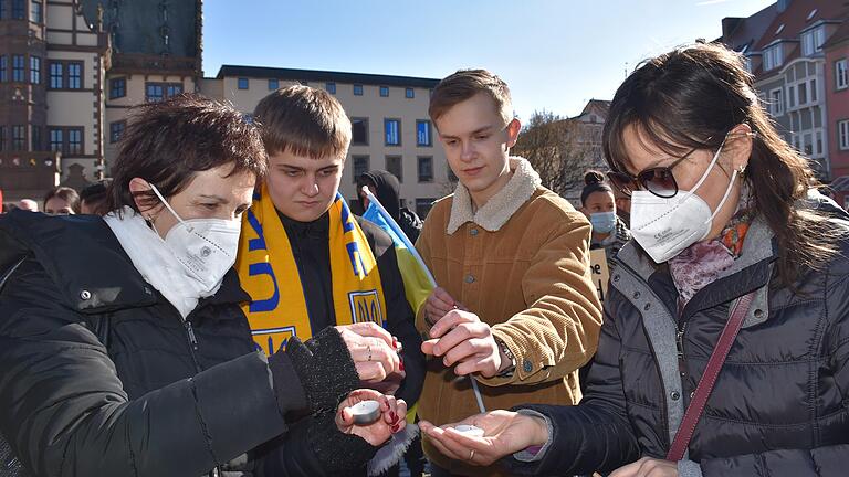 Nach einer Schweigeminute wurden Kerzen und Teelichter als Zeichen der Solidarität mit den Menschen in der Ukraine angezündet.