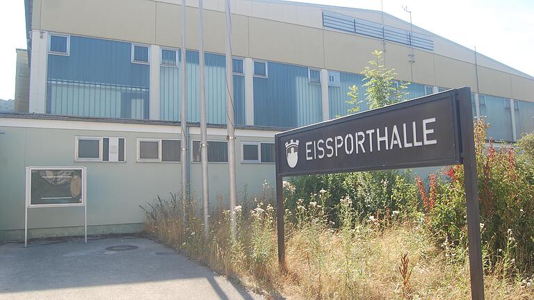 Die Eissporthalle darbt bei der sommerlichen Trockenheit vor sich hin.&nbsp;