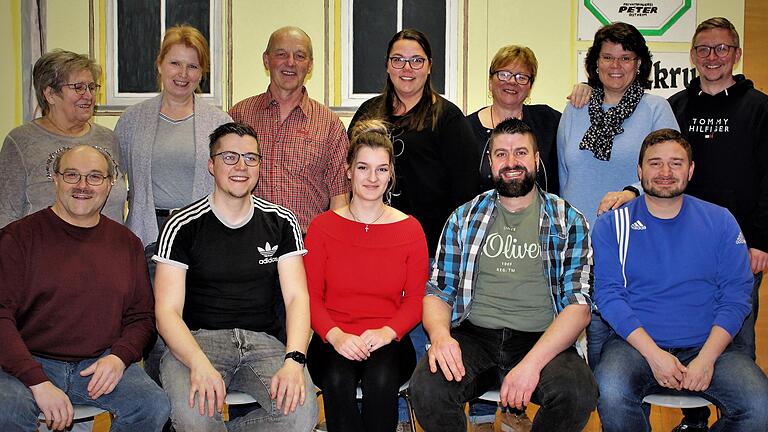 Es geht wieder los: Theaterchef Günther Krines (hinten, Dritter von links) und sein Ensemble fiebern bereits den Vorstellungen entgegen.