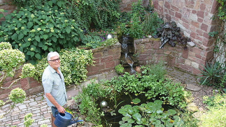 Reimar Glückler gießt seinen Garten in der Frobeniusstraße in Hammelburg. Viel mehr Arbeit hat er mit seinem Garten aber nicht. - Reimar Glückler gießt seinen Garten in der Frobeniusstraße in Hammelburg. Viel mehr Arbeit hat er mit seinem Garten aber nicht. Reimar Glückler gießt seinen Garten in der Frobeniusstraße in Hammelburg. Viel mehr Arbeit hat er mit seinem Garten aber nicht. - Reimar Glückler gießt seinen Garten in der Frobeniusstraße in Hammelburg. Viel mehr Arbeit hat er mit seinem Garten aber nicht.