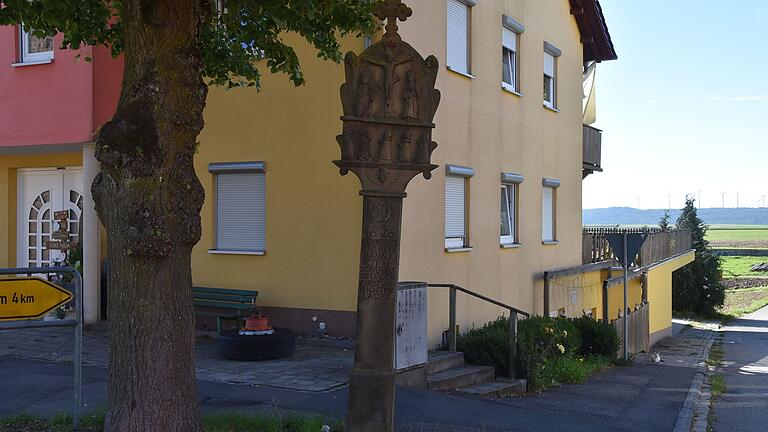 In 'Schieflage' gekommen, ein in städtischer Hand befindlicher Bildstock aus dem Jahre 1626, der wieder neu ausgerichtet und saniert werden soll.