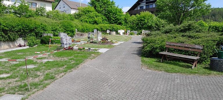 Ein Urnenfeld (links) wird im Friedhof Schmalwasser geschaffen. Wo jetzt rechts Heckenbewuchs zu sehen ist, sollen zukünftig Grabkammern entstehen, die in Sachen Hygieneproblematik Abhilfe schaffen werden. Ein Urnenfeld (links) wird im Friedhof Schmalwasser geschaffen. Wo jetzt rechts Heckenbewuchs zu sehen ist, sollen zukünftig Grabkammern entstehen, die in Sachen Hygieneproblematik Abhilfe schaffen werden.
