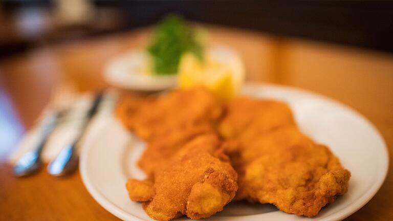 Schnitzel       -  Wenn das Schnitzel auf dem Teller liegt, wissen Restaurantgäste in Deutschland nichts über die Haltungsform des Fleisches.