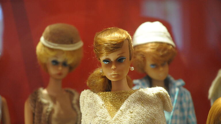Zahlreiche Barbiepuppen oder verwandte Figuren sind in einer Doppelausstellung in der Oberen Saline zu sehen.