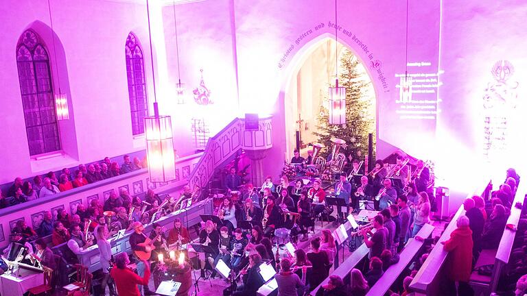 Die Geröder Kirche war beim jährlichen Weihnachtskonzert in stimmungsvolle Farben getaucht. Foto: Johanna Kohl       -  Die Geröder Kirche war beim jährlichen Weihnachtskonzert in stimmungsvolle Farben getaucht. Foto: Johanna Kohl