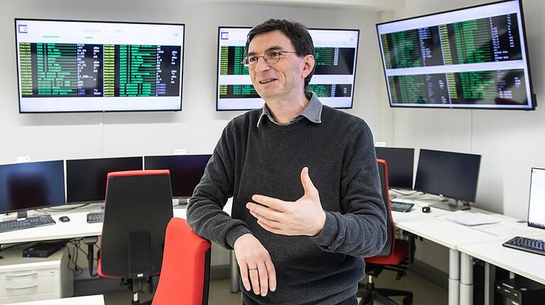 Hakan Kayal, Professor für Raumfahrttechnik im Kontrollzentrum, wo derzeit der Uni-Satellit 'Sonate' verfolgt und ausgewertet wird. Er umkreist die Erde in 515 Kilometern Höhe. Hakan Kayal, Professor für Raumfahrttechnik im Kontrollzentrum, wo derzeit der Uni-Satellit 'Sonate' verfolgt und ausgewertet wird. Er umkreist die Erde in 515 Kilometern Höhe.