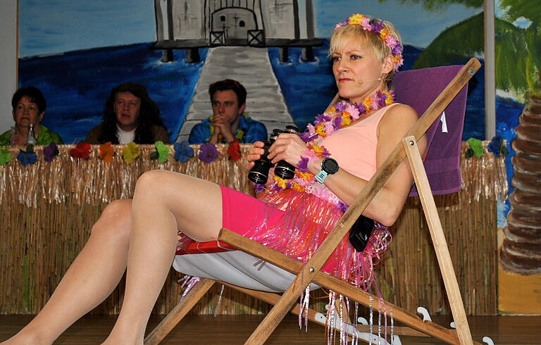 Blond am Strand: Angela Zoch beobachtet die Umgebung. Blond am Strand: Angela Zoch beobachtet die Umgebung.