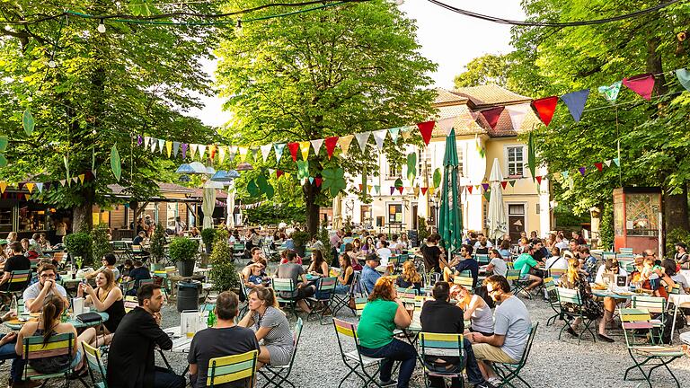 Ein Bild aus besseren Zeiten. Auch im Biergarten des Dornheim, wie das Talavera-Schlösschen seit einiger Zeit heißt, müssen Gäste und Betreiber in diesem Jahr wegen Corona auf strikte Hygiene- und Abstandsregeln achten. Ein Bild aus besseren Zeiten. Auch im Biergarten des Dornheim, wie das Talavera-Schlösschen seit einiger Zeit heißt, müssen Gäste und Betreiber in diesem Jahr wegen Corona auf strikte Hygiene- und Abstandsregeln achten.