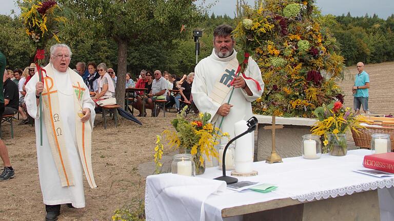 Seit 20 Jahren wird auf dem Hünenhügel Mariä Himmelfahrt gefeiert. Pfarrer Otmar Pottler und Diakon Joachim Stapf (rechts) beim Einzug mit ihren Würzbüscheln zur Bergmesse.