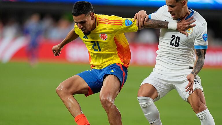 Kolumbien folgt Argentinien ins Copa-Finale       -  Daniel Muñoz (l) musste kurz vor dem Pausenpfiff mit Gelb-Rot vom Platz.