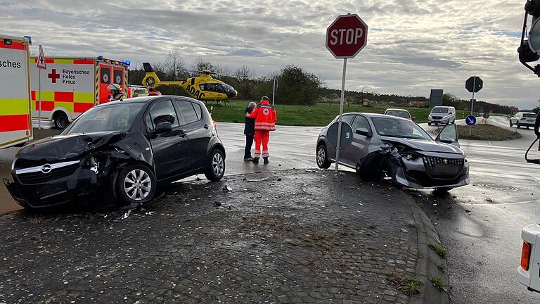 Wieder und wieder ereignen sich an der Volkacher Unfallkreuzung schwere Verkehrsunfälle. Hier kamen mehrere Rettungswagen und der Rettungshubschrauber zum Einsatz. Wieder und wieder ereignen sich an der Volkacher Unfallkreuzung schwere Verkehrsunfälle. Hier kamen mehrere Rettungswagen und der Rettungshubschrauber zum Einsatz.