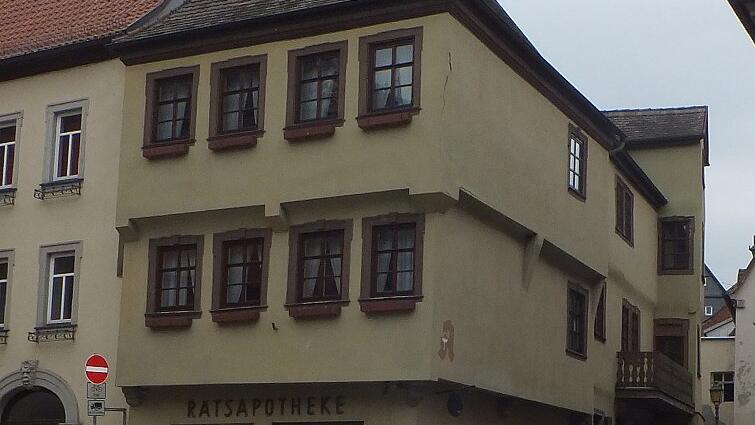 Der alte Putz ließ nicht erahnen, welche Schätze das alte Haus am Ochsenfurter Marktplatz birgt. Der alte Putz ließ nicht erahnen, welche Schätze das alte Haus am Ochsenfurter Marktplatz birgt.