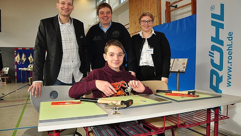 Für Luca Franz (Mitte) haben die Firmen Röhl, Memo, Steinigke und Paul Müller das Rennen gemacht. Lars und Nicole Röhl haben ihm auch gleich einen Praktikumsplatz angeboten. Für Luca Franz (Mitte) haben die Firmen Röhl, Memo, Steinigke und Paul Müller das Rennen gemacht. Lars und Nicole Röhl haben ihm auch gleich einen Praktikumsplatz angeboten.