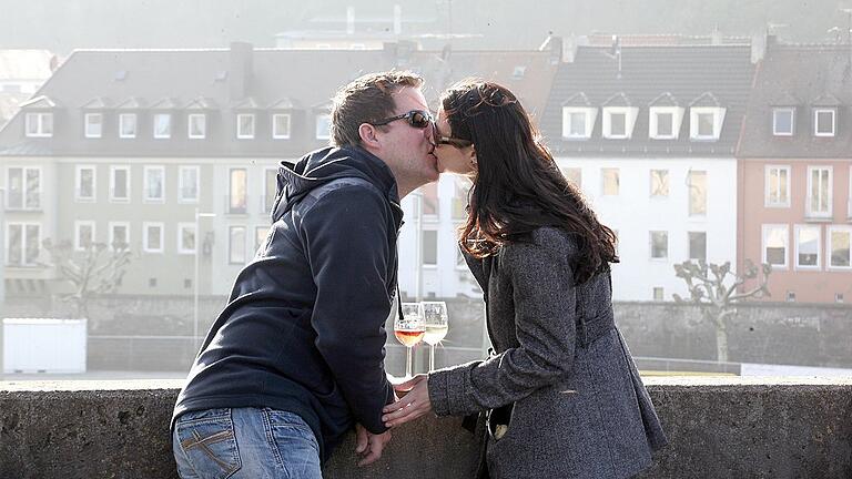 Würzburg &ndash; einfach zum Verlieben. Den fotografischen Beweis für Würzburgs neuesten wie schönsten Ranking-Titel liefert dieses Paar auf der Alten Mainbrücke.