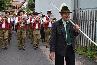 55 Jahre fungierte Hans Wolf als „Zieler“ im Schützenverein Wiesenbronn und führte den alljährlichen Schützen- und Bürgerauszug würdevoll an. Dieses Ehrenamt hat er nun an seinen Schwiegersohn Gerhard Stenger weitergegeben. Markenzeichen des Zielers ist die „Katze“, ein hölzerner Zeigerstab, der früher auf den Schießplätzen Verwendung fand. 55 Jahre fungierte Hans Wolf als „Zieler“ im Schützenverein Wiesenbronn und führte den alljährlichen Schützen- und Bürgerauszug würdevoll an. Dieses Ehrenamt hat er nun an seinen Schwiegersohn Gerhard Stenger weitergegeben. Markenzeichen des Zielers ist die „Katze“, ein hölzerner Zeigerstab, der früher auf den Schießplätzen Verwendung fand.