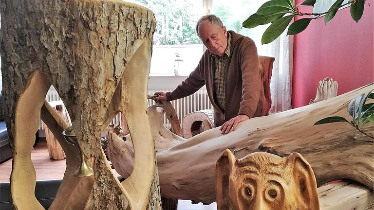 Holzbildhauer Norbert Klodwig (77) inmitten seiner Ausstellung im Sozialcafé.  Fotos: Sigismund von Dobschütz       -  Holzbildhauer Norbert Klodwig (77) inmitten seiner Ausstellung im Sozialcafé.  Fotos: Sigismund von Dobschütz