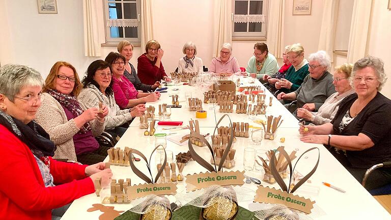 Die Gruppe „Generation plus“ mit ehrenamtlichen Helfern beim Basteln der 350 Osterhasengrüße im Langhaus mit Ingrid Eichler (Mitte links).