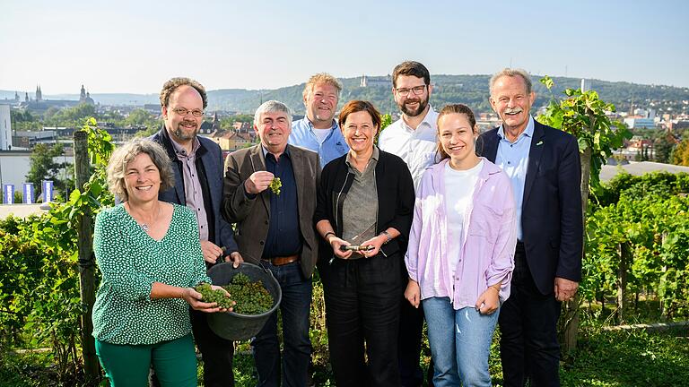 Die Landtags-Grünen besuchten bei ihrer Klausurtagung in Würzburg das Weingut am Stein. Mit dabei waren (von links) die Würzburger Abgeordneten Kerstin Celina und Patrick Friedl, der EU-Abgeordnete Martin Häusling, Winzer Ludwig Knoll, Sandra Knoll, der amtierende Fraktionsvorsitzende Johannes Becher, Antonia Knoll und der Schweinfurter Abgeordnete Paul Knoblach.