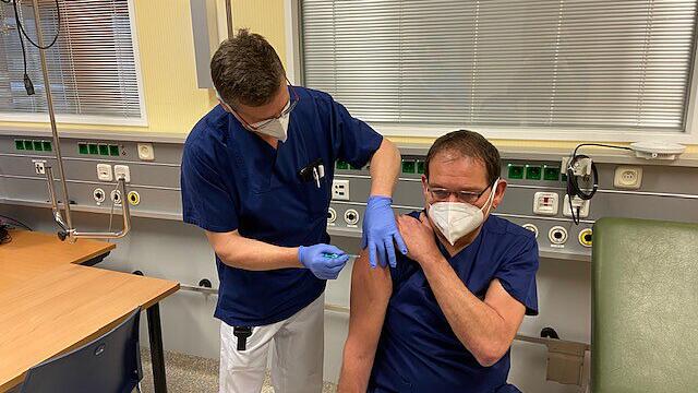 Der erste Campus-Mitarbeiter wurde kurz nach Jahresbeginn gegen das Coronavirus geimpft. Der erste Campus-Mitarbeiter wurde kurz nach Jahresbeginn gegen das Coronavirus geimpft.