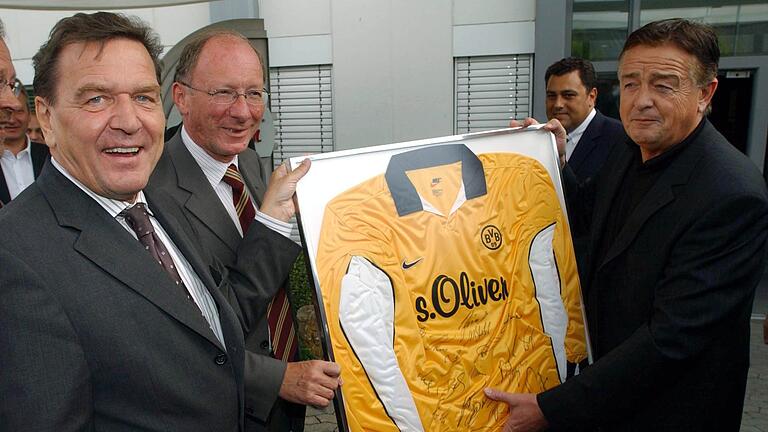 Vom öffentlichkeitsscheuen s.Oliver-Gründer Bernd Freier (rechts) gibt es nur wenige Bilder. Eines davon zeigt ihn 2003 mit dem damaligen Bundeskanzler Gerhard Schröder (links) bei dessen Besuch in der Firmenzentrale in Rottendorf. Gast damals war auch SPD-Politiker Franz Maget (neben Schröder). Vom öffentlichkeitsscheuen s.Oliver-Gründer Bernd Freier (rechts) gibt es nur wenige Bilder. Eines davon zeigt ihn 2003 mit dem damaligen Bundeskanzler Gerhard Schröder (links) bei dessen Besuch in der Firmenzentrale in Rottendorf. Gast damals war auch SPD-Politiker Franz Maget (neben Schröder).
