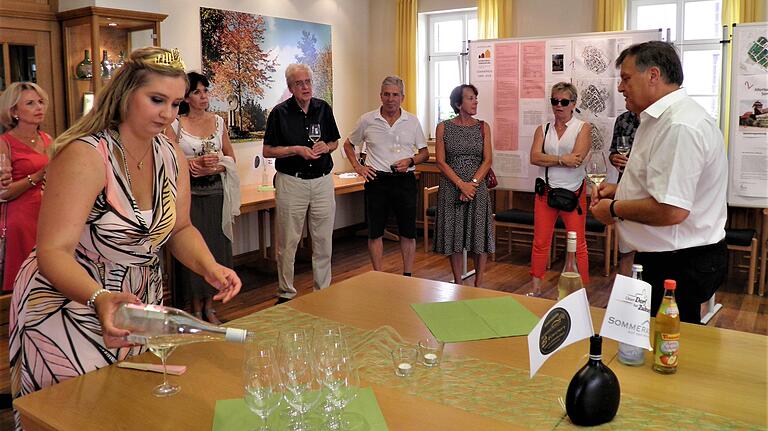 Zum Auftakt der zweitägigen Veranstaltung 'Erleben und Genießen' in Sommerach konnte Bürgermeister Elmar Henke zur Ausstellung '20 Jahre Städtebauförderung' im Rathaus auch etliche Ehrengäste begrüßen. Zum Auftakt der zweitägigen Veranstaltung 'Erleben und Genießen' in Sommerach konnte Bürgermeister Elmar Henke zur Ausstellung '20 Jahre Städtebauförderung' im Rathaus auch etliche Ehrengäste begrüßen.