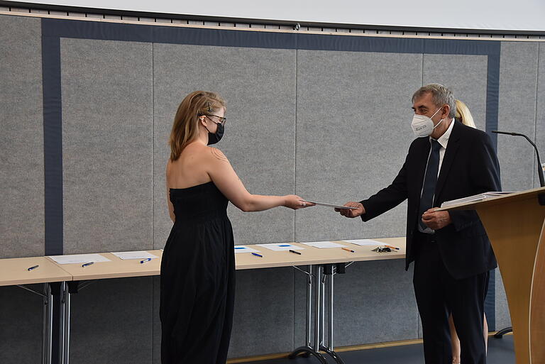 Den Staatspreis Sommerprüfung an der Heinrich-Thein Berufsschule in Haßfurt erhielt Tanja Dietz aus den Händen von stellvertretendem Landrat Oskar Ebert und Schulleiterin Heidrun Görtler (verdeckt). Den Staatspreis Sommerprüfung an der Heinrich-Thein Berufsschule in Haßfurt erhielt Tanja Dietz aus den Händen von stellvertretendem Landrat Oskar Ebert und Schulleiterin Heidrun Görtler (verdeckt).