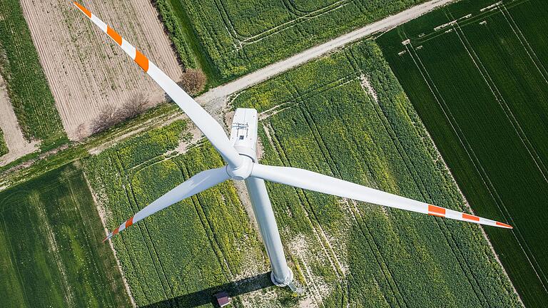 Ein Windrad steht auf diesem Symbolbild inmitten eines Ackers. Seit Wochen sorgt der mögliche Bau von Windkraftanlagen im Vorranggebiet WK 19 zwischen Pusselsheim, Obereuerheim und Dampfach für Diskussionen. Ein Windrad steht auf diesem Symbolbild inmitten eines Ackers. Seit Wochen sorgt der mögliche Bau von Windkraftanlagen im Vorranggebiet WK 19 zwischen Pusselsheim, Obereuerheim und Dampfach für Diskussionen.