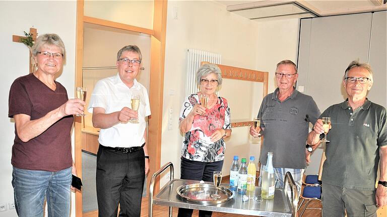 Im Bild: Maria Fuchsberger, Pfarrer Thomas Amrehn, Pfarrgemeinderatsvorsitzende Inge Henkel, Herbert Brand, Kirchenpfleger Matthäus Nöth stoßen auf die Eröffnung des neuen, barrierefreien Sekretariats im Pfarrzentrum an. Im Bild: Maria Fuchsberger, Pfarrer Thomas Amrehn, Pfarrgemeinderatsvorsitzende Inge Henkel, Herbert Brand, Kirchenpfleger Matthäus Nöth stoßen auf die Eröffnung des neuen, barrierefreien Sekretariats im Pfarrzentrum an.