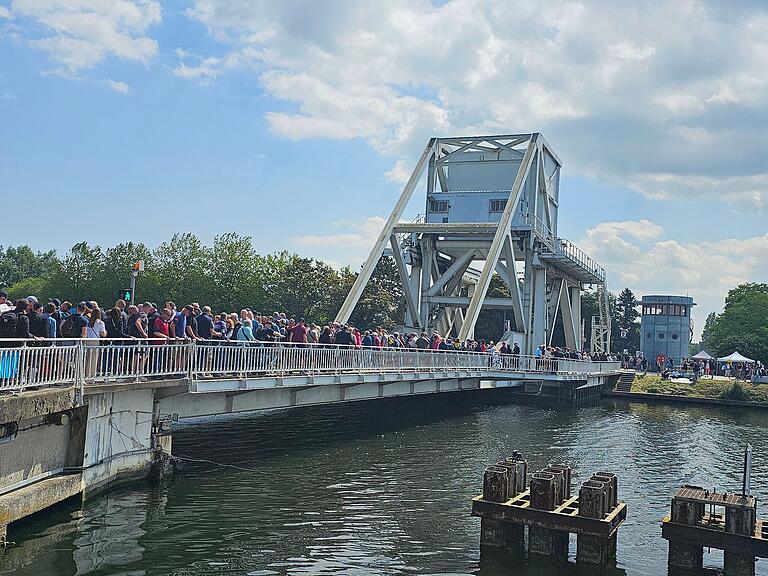 Die als Pegasus-Brücke bekannte Zugbrücke über die Orne fiel den alliierten Luftlandetruppen bereits kurz nach Mitternacht des 6. Juni fast kampflos in die Hände. Die als Pegasus-Brücke bekannte Zugbrücke über die Orne fiel den alliierten Luftlandetruppen bereits kurz nach Mitternacht des 6. Juni fast kampflos in die Hände.